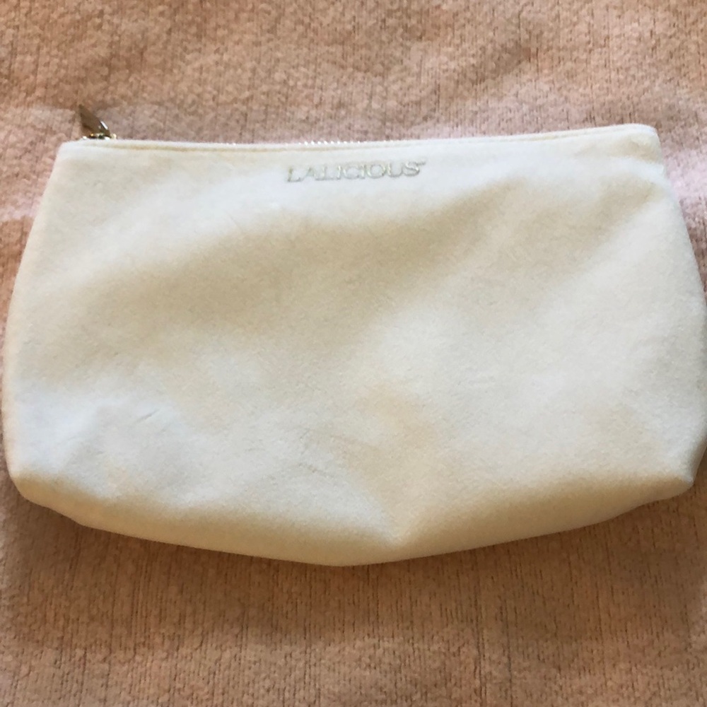 Final price 🙏🏻Lalicious zipper makeup bag